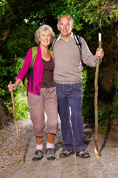 徒步旅行的老年夫妇图片