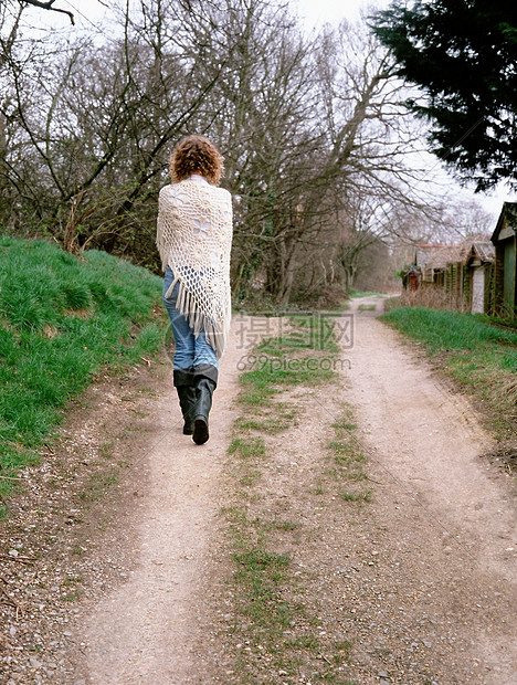 在乡间小路上行走的女人图片