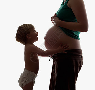 怀孕的母亲和儿子图片