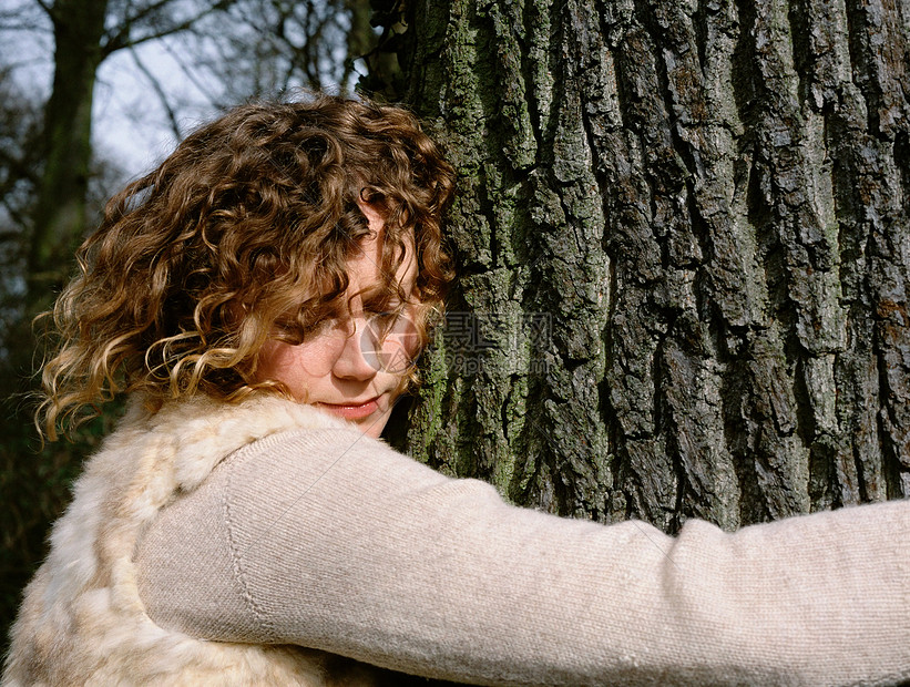 抱树的女人