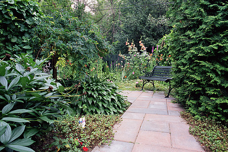 花园里的小路和长凳背景图片