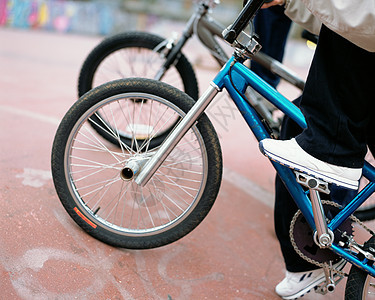 骑BMX自行车的男孩背景图片