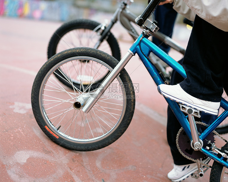 骑BMX自行车的男孩图片