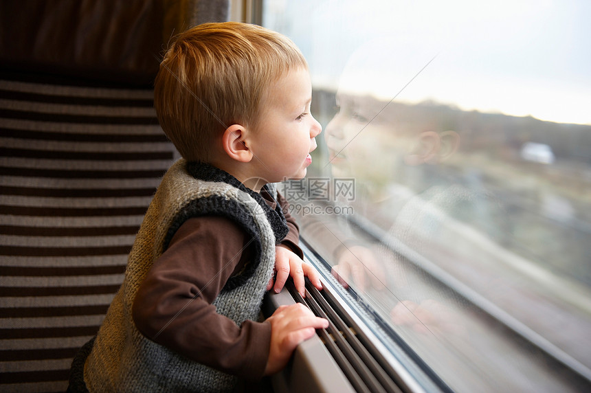 从车窗向外看的小男孩图片