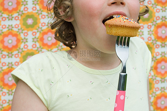 用叉子吃蛋糕的女孩图片