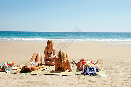 在海滩上晒日光浴的一群人图片
