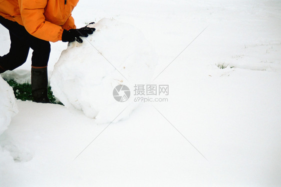 滚雪球的人图片