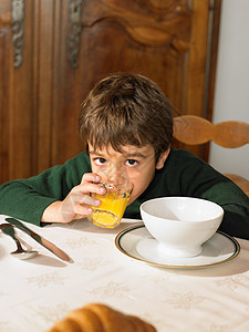 喝橙汁的男孩图片