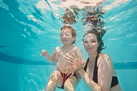 在水下的母亲和孩子图片