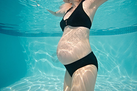 水下游泳的孕妇图片
