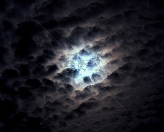 月光透过多云的天空图片