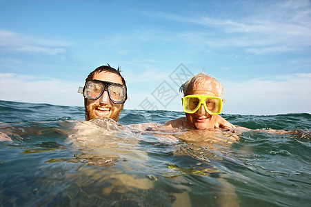 两个人在海里游泳图片