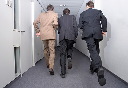 在走廊里奔跑的商人图片