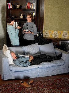在沙发上睡觉的老年男子图片