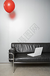 气球和笔记本放在沙发上图片