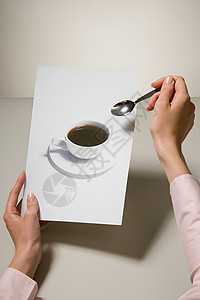 拿着咖啡杯和勺子照片的女人图片