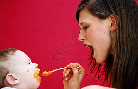 母亲喂养婴儿图片