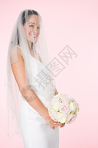 手持花束的新娘肖像图片