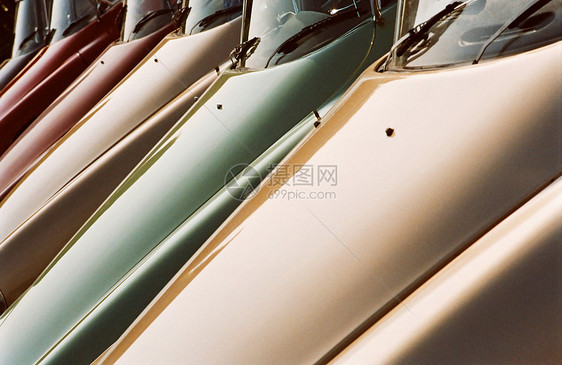 一排老式汽车罩图片