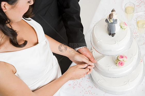 切结婚蛋糕的新郎新娘图片