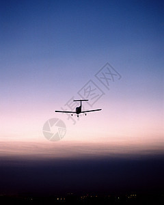 私人飞机日落飞行图片