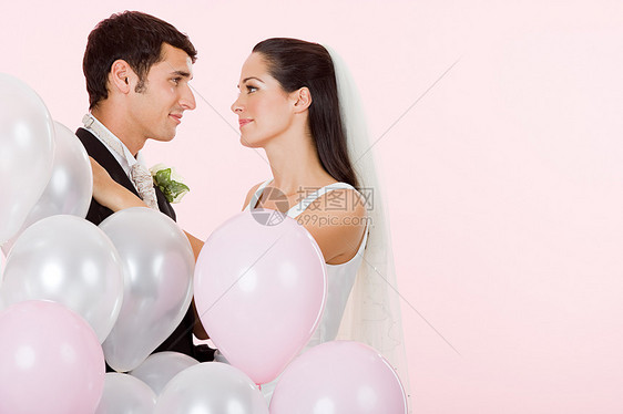 拿着气球的新郎新娘图片