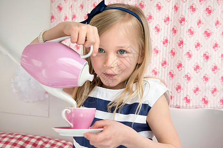 茶杯里小女孩小女孩在大篷车里喝茶的照片背景
