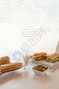 咖啡馆桌上的三明治阿利坎特图片