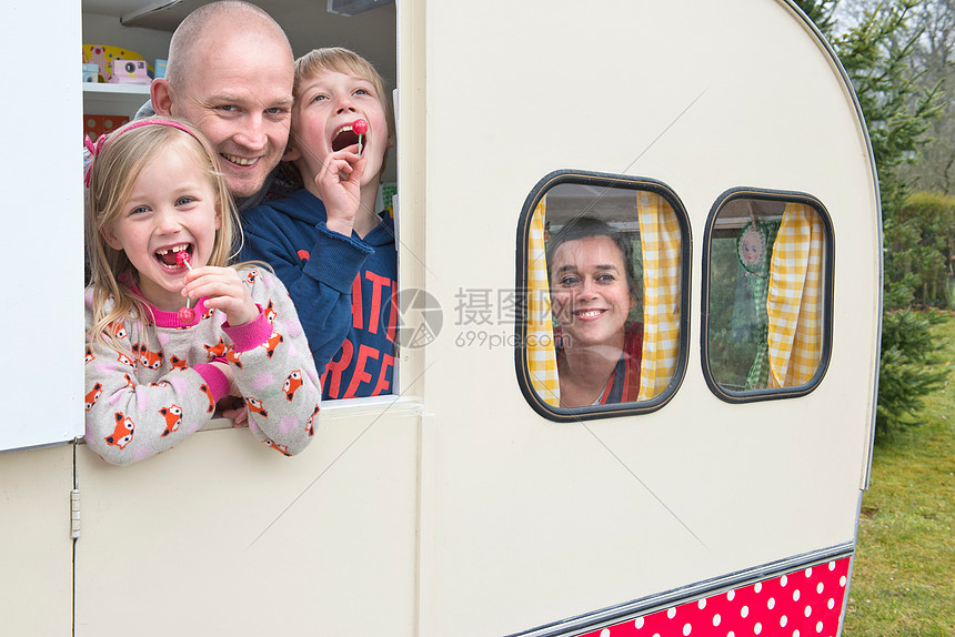 大篷车中的家庭肖像图片