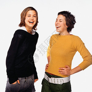 两个在笑的女人图片