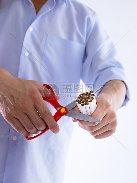 切割香烟的人