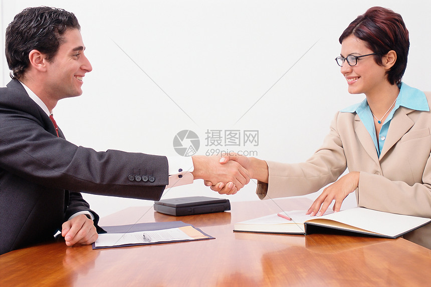 男人和女人握手