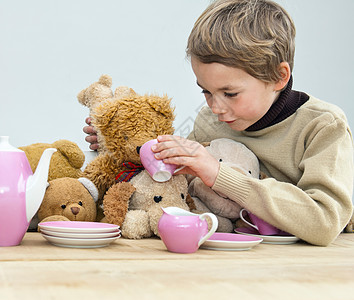 男孩和泰迪熊开茶会图片