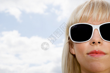 戴太阳镜的年轻女子图片