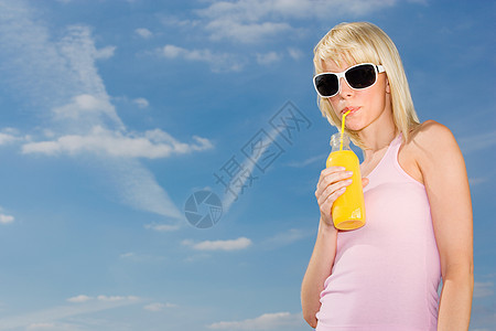 喝橙汁的女人图片