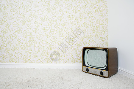 房间角落的复古电视和图案壁纸高清图片