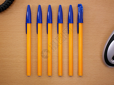 一排钢笔背景图片
