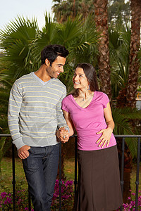 在阳台上牵着手的年轻夫妇图片
