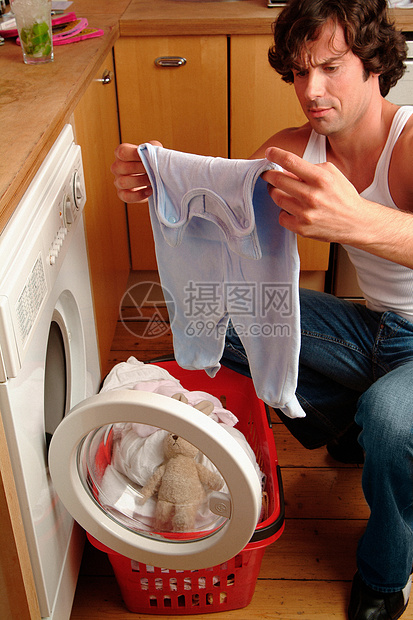在洗衣服的父亲图片