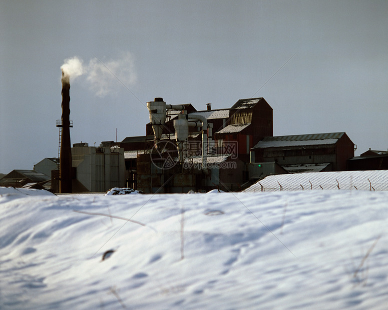 雪附近的工厂图片