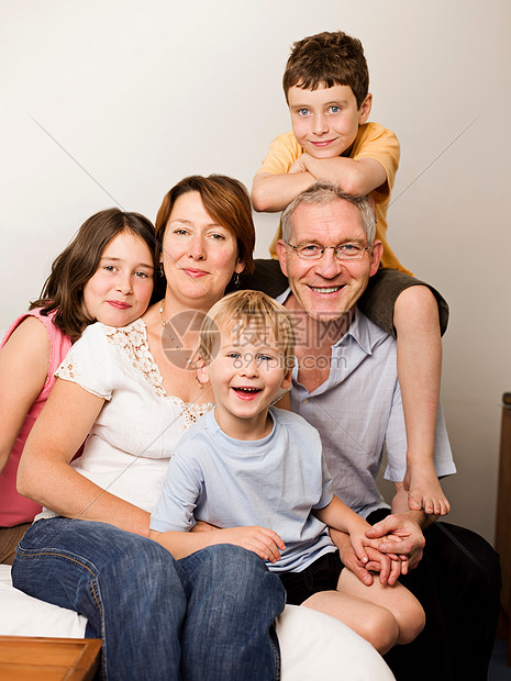 一个有三个孩子的家庭的画像