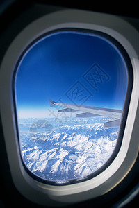 从飞机窗口看山背景图片