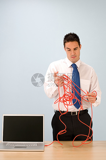 对电缆感到困惑的办公室工作人员图片