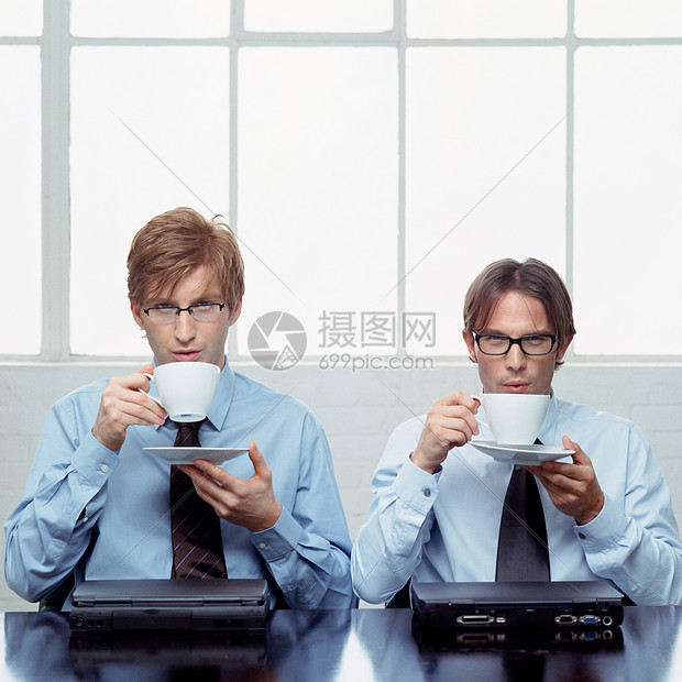 两个在喝咖啡的商人