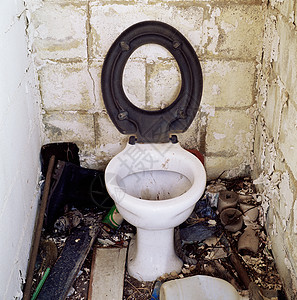 凌乱的厕所背景图片