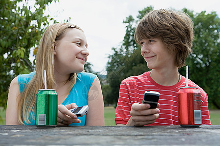 玩手机的青少年情侣图片