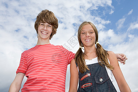 微笑的年轻夫妇图片