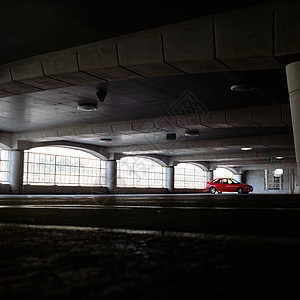 停车场的红色汽车图片