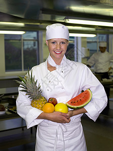 拿水果的女厨师背景图片