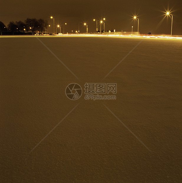 夜晚积雪覆盖的地面图片